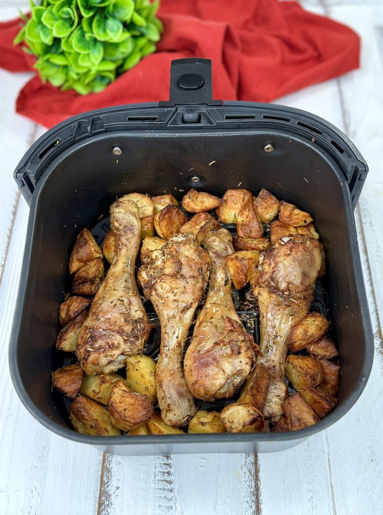 Coxas de frango com batatas na fritadeira elétrica