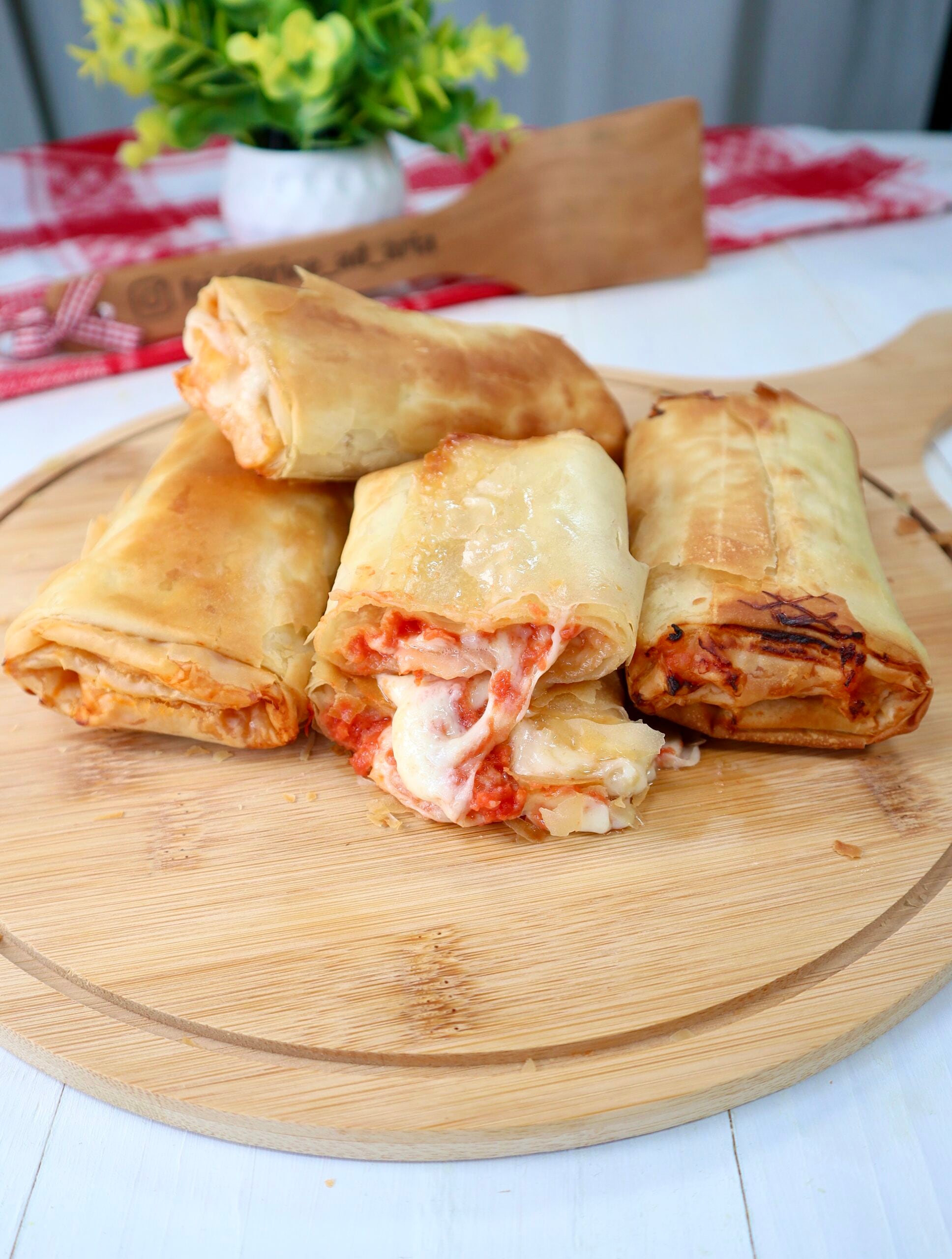 Pacotinhos de massa filo à pizzaiola na fritadeira a ar