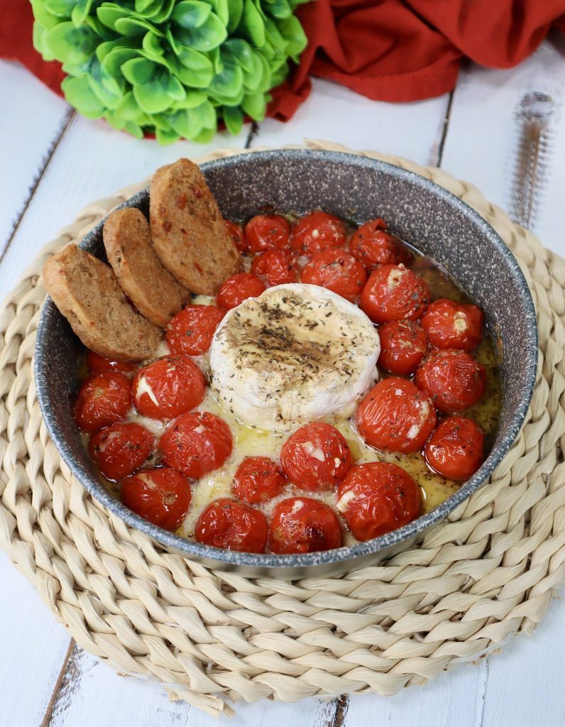 Brie com tomatinhos assados