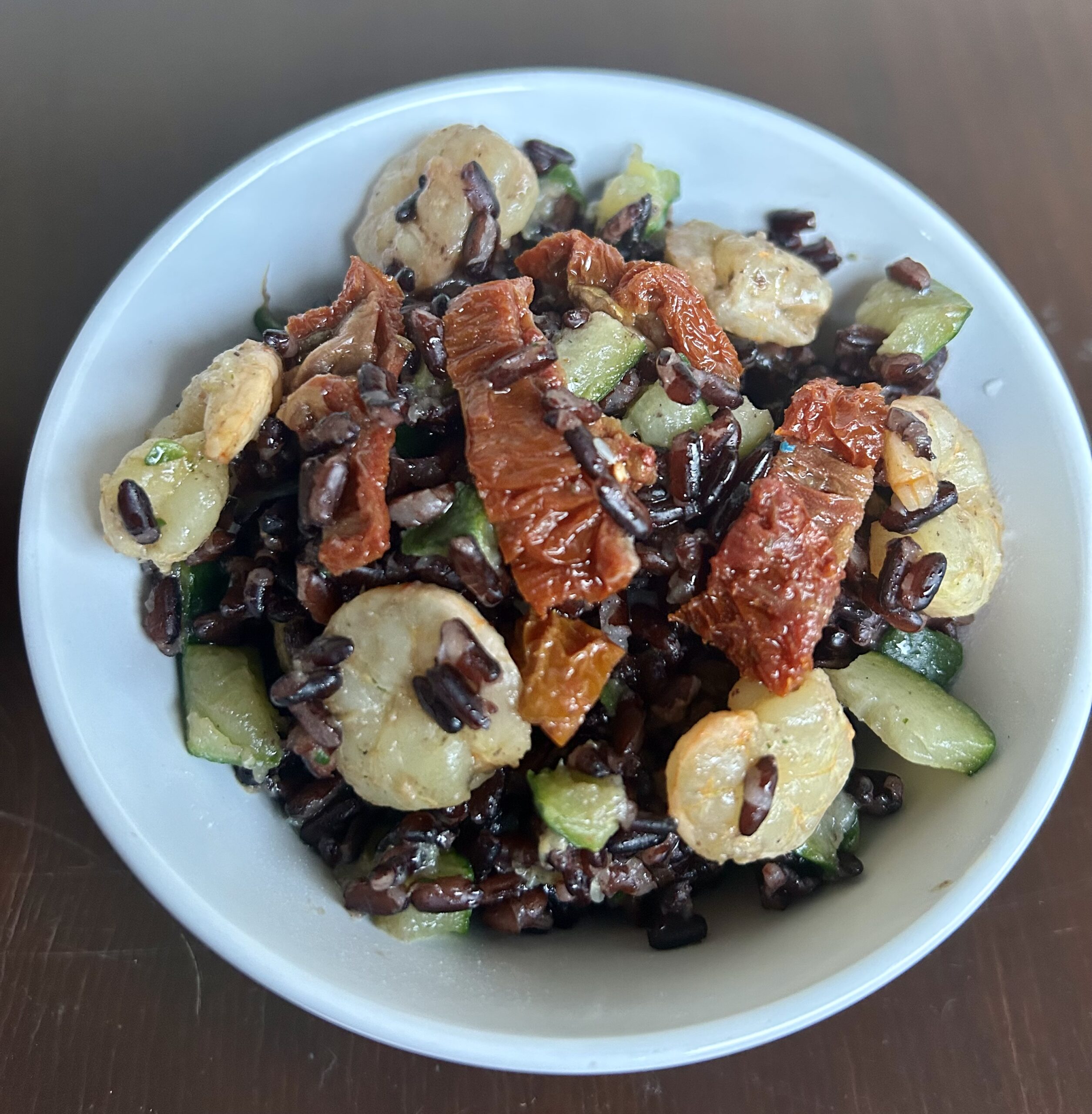 Arroz venere com abobrinhas e camarões
