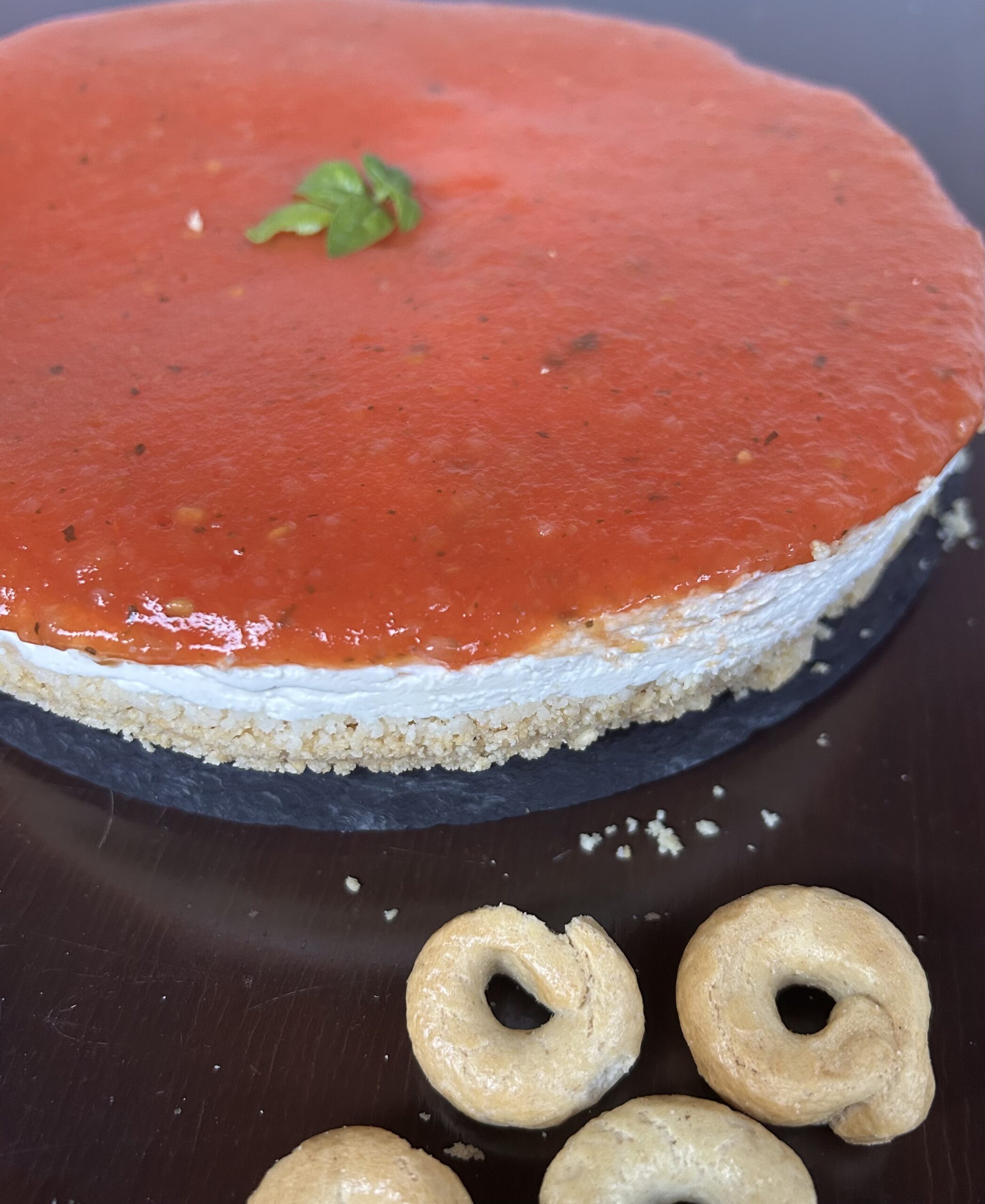 Cheesecake salgada com gelatina de tomate feita em casa
