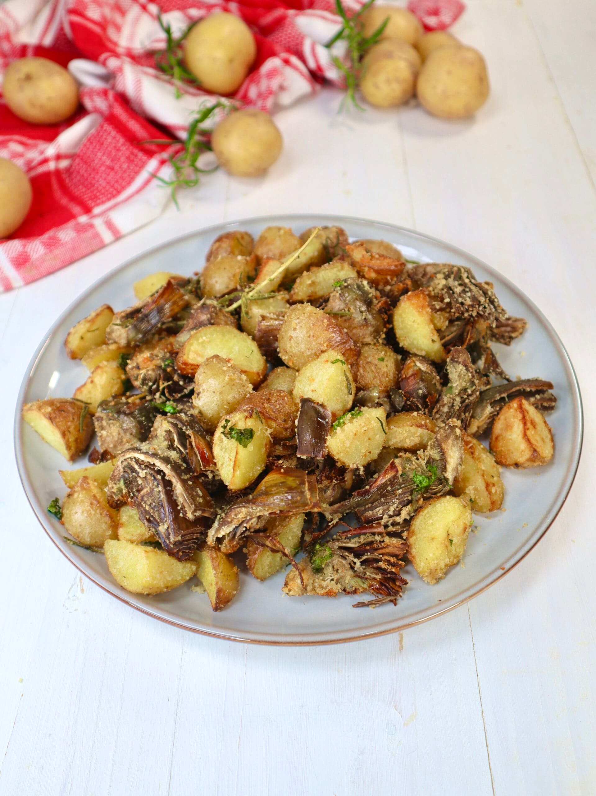 Alcachofras e batatas gratinadas na fritadeira sem óleo