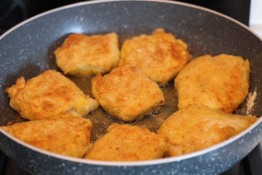 cozimento dos filés de frango recheados na frigideira