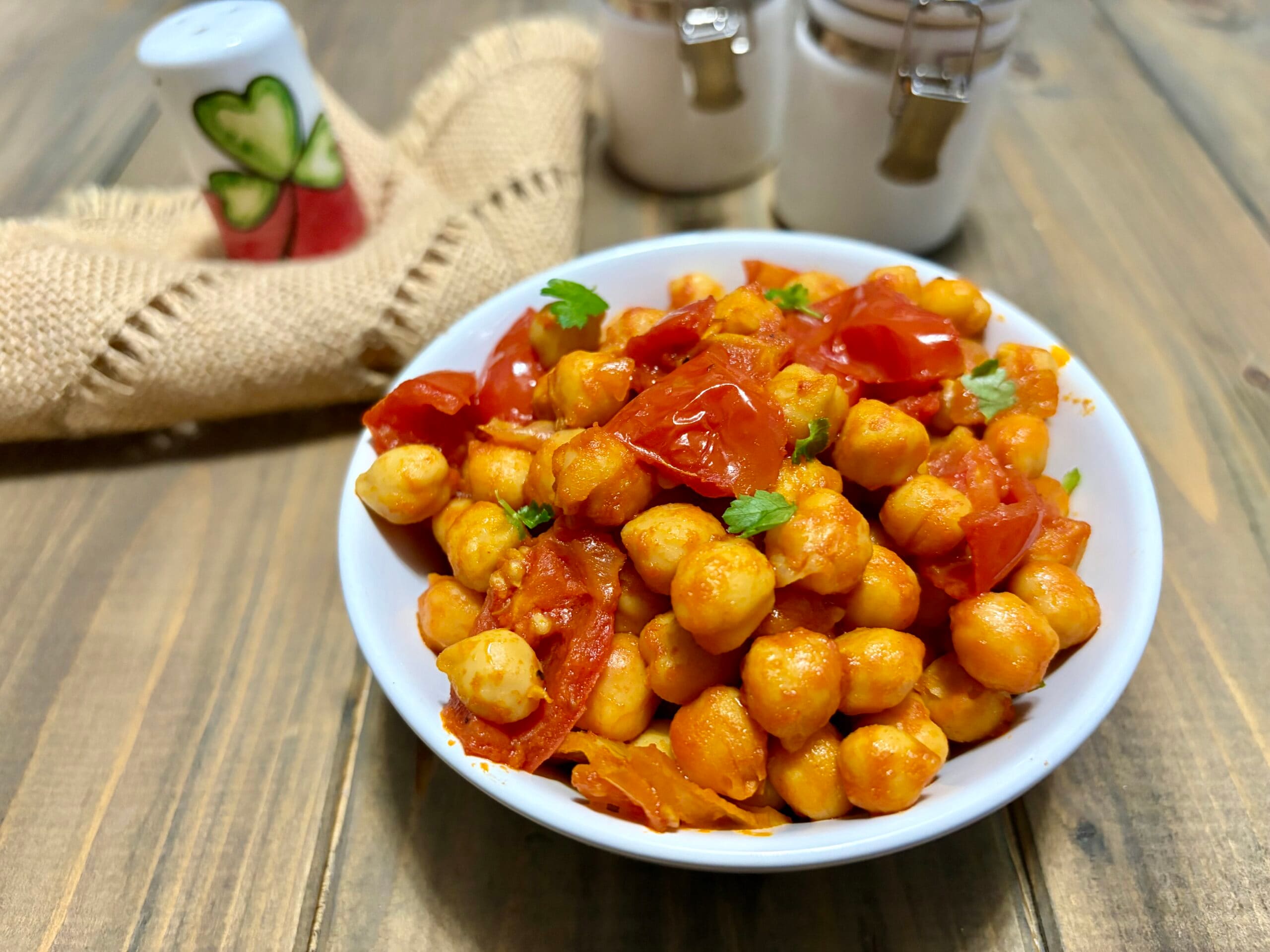 Grão-de-bico na frigideira com tomatinhos – acompanhamento rápido e saboroso