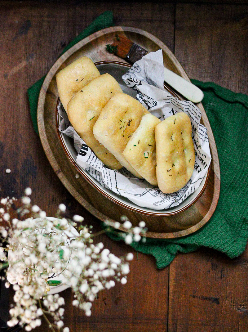 FOCACCINE AO AZEITE E ALECRIM SIMPLES E DELICIOSAS