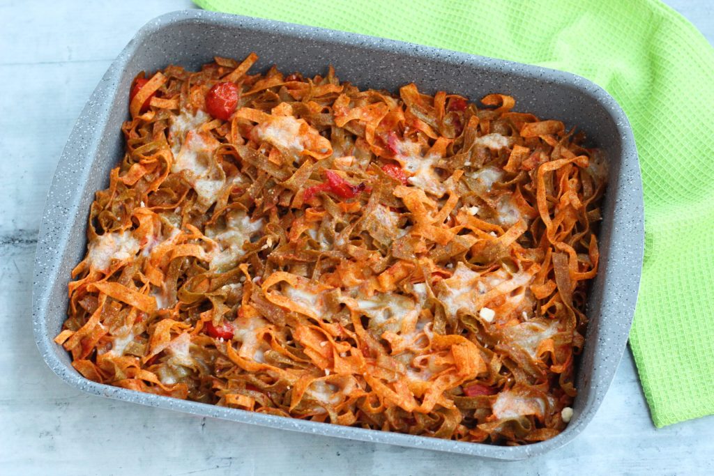 tagliatelle ao forno com tomate-cereja, anchovas e muçarela