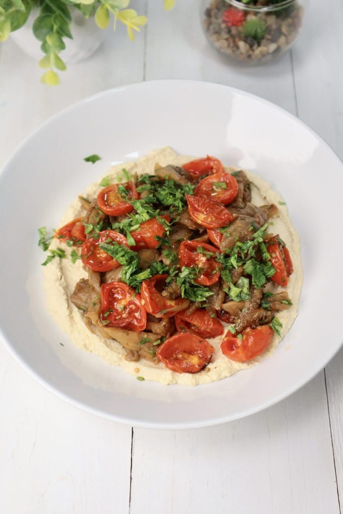 Hummus com berinjela e tomatinhos na fritadeira a ar