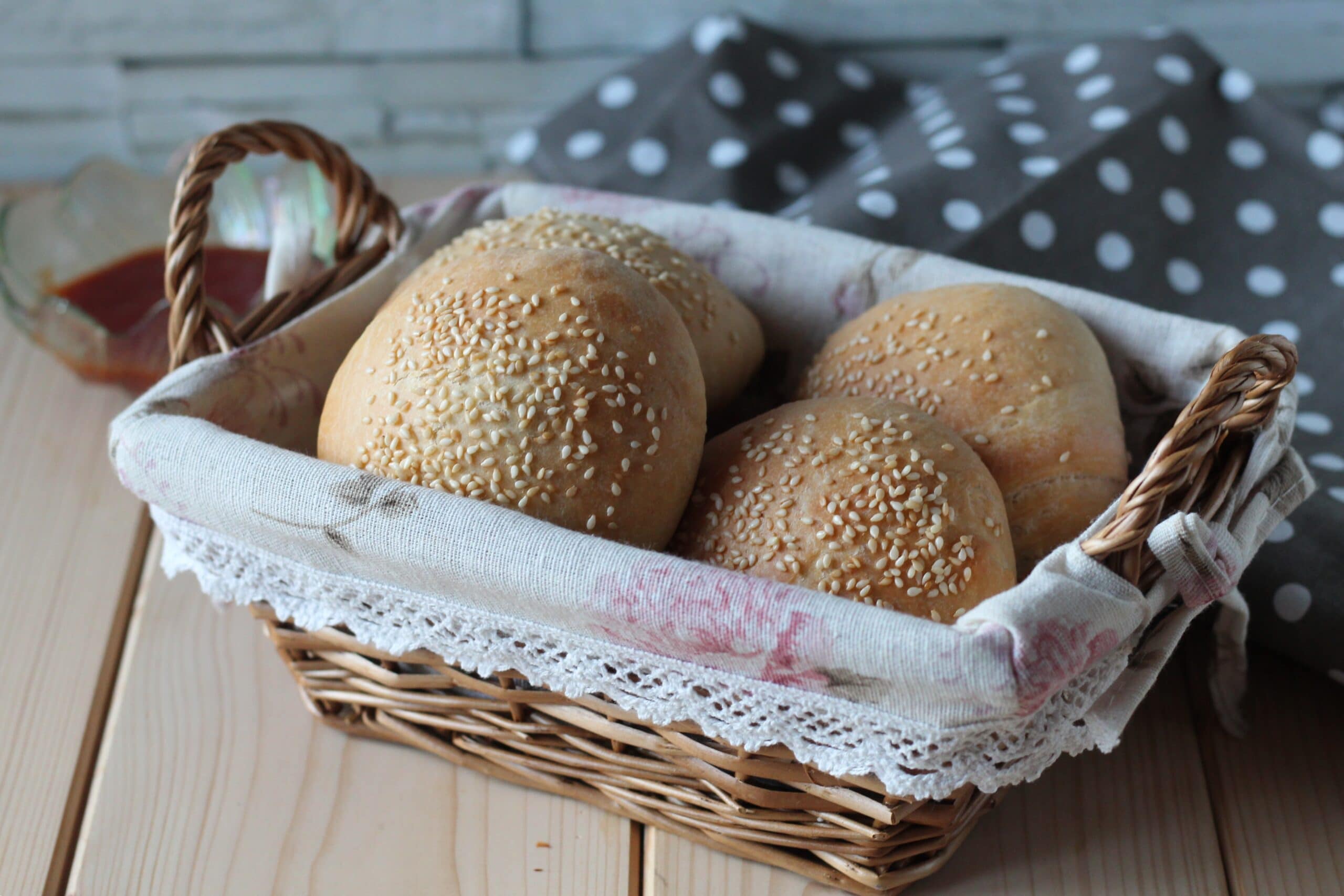 Pães de hambúrguer sem manteiga e ovos