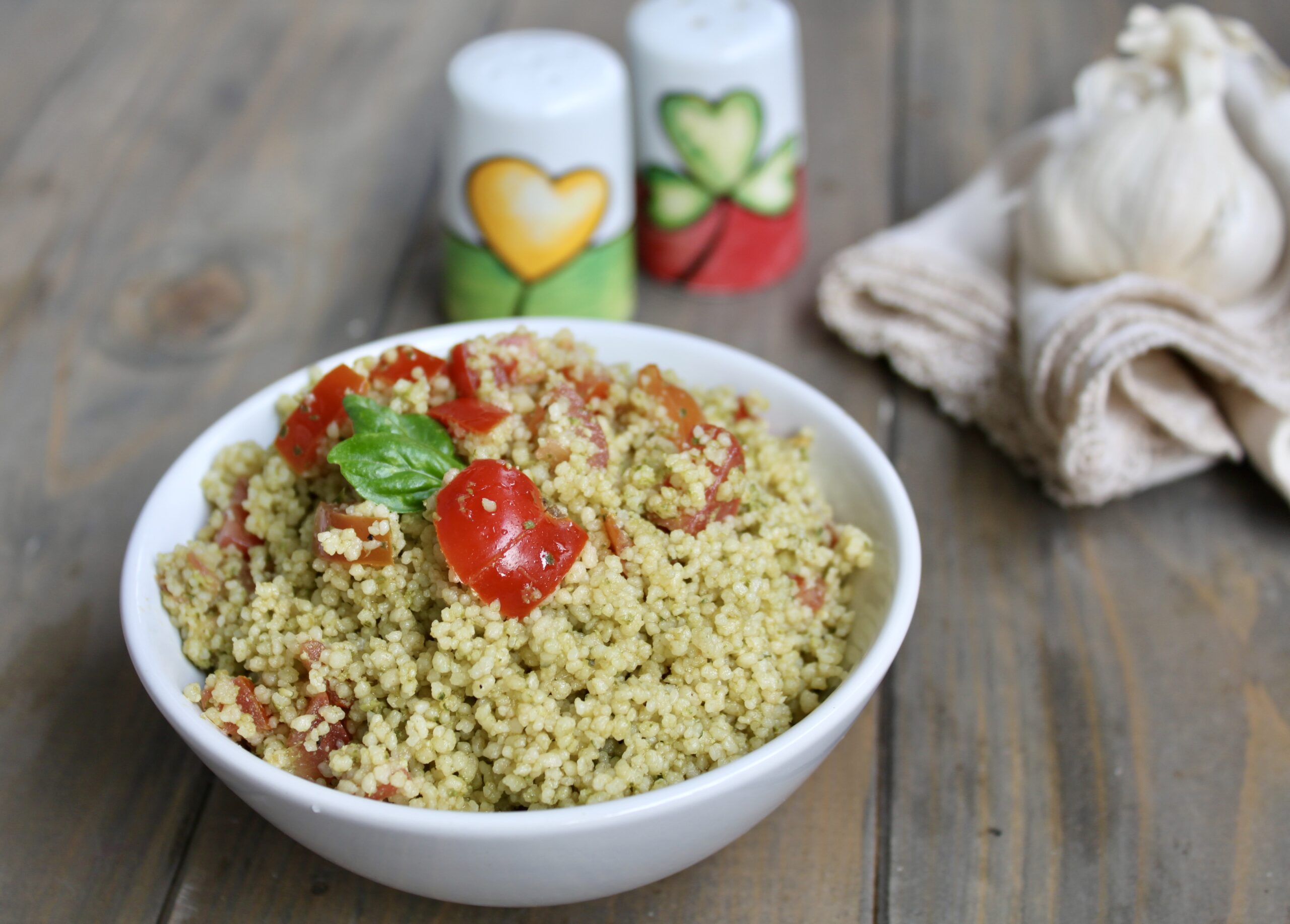 Cuscuz com pesto e tomatinhos: receita de verão rápida