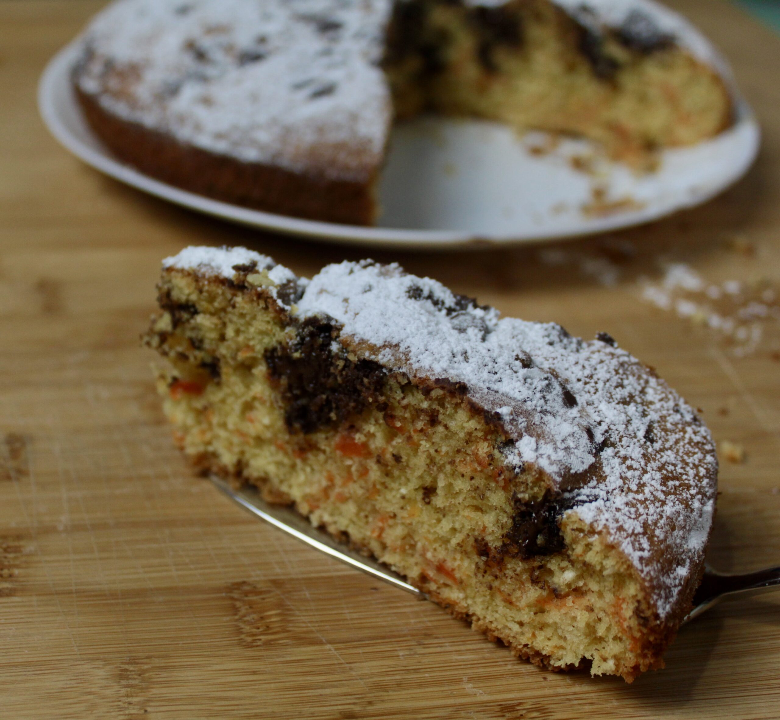 Bolo de cenoura, chocolate e coco: fofo, perfumado e fácil de fazer