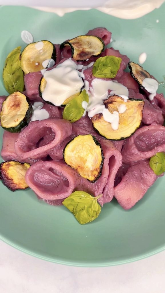 Massa rosa com creme de beterraba, robiola e abobrinha cozida na fritadeira sem óleo