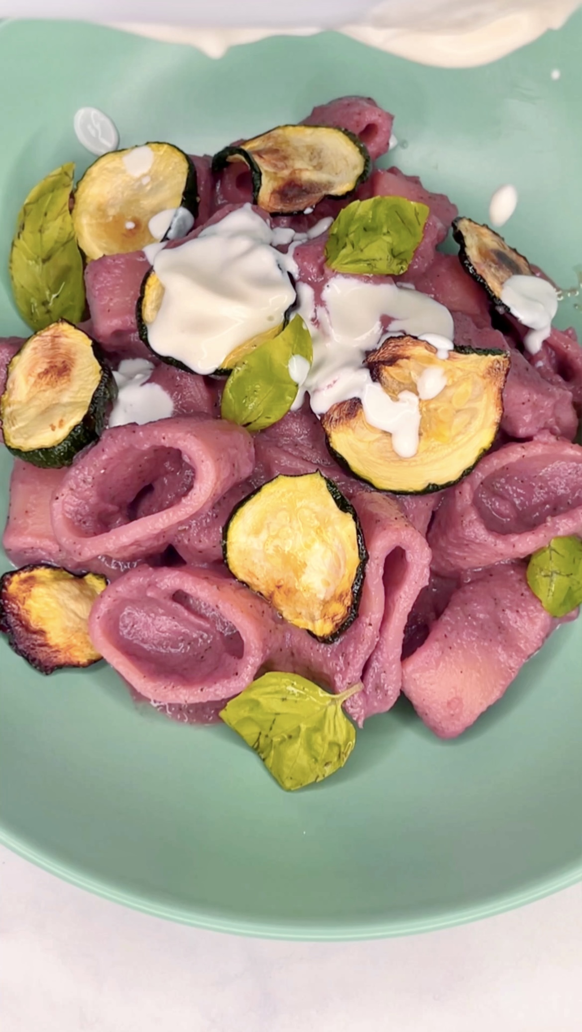 Massa rosa com creme de beterraba, robiola e abobrinha cozida na fritadeira sem óleo