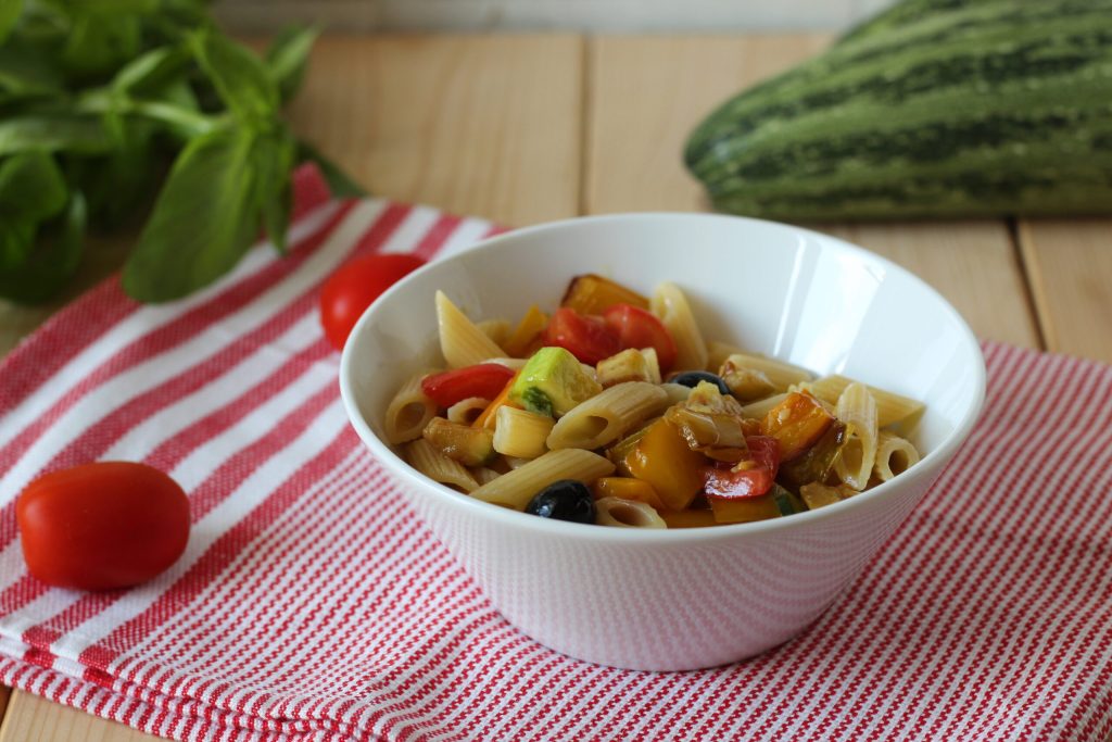 macarrão frio com pimentões e abobrinhas