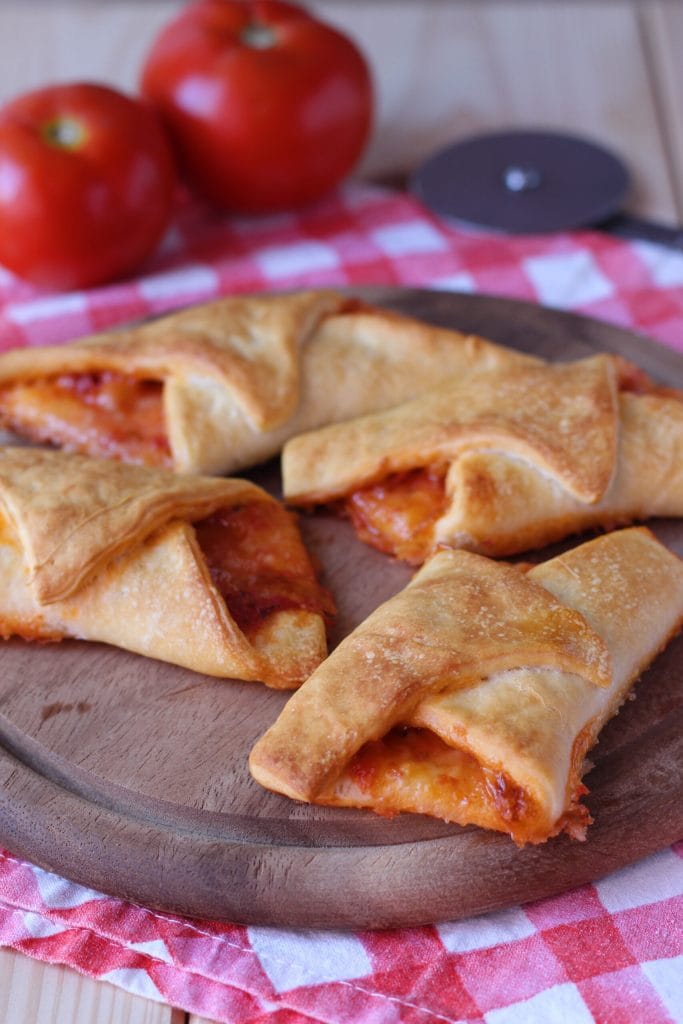 cannoli de pizza pronta com tomate e mussarela