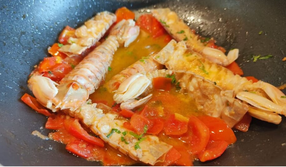 Espaguete com lagostins ao molho simples e saboroso