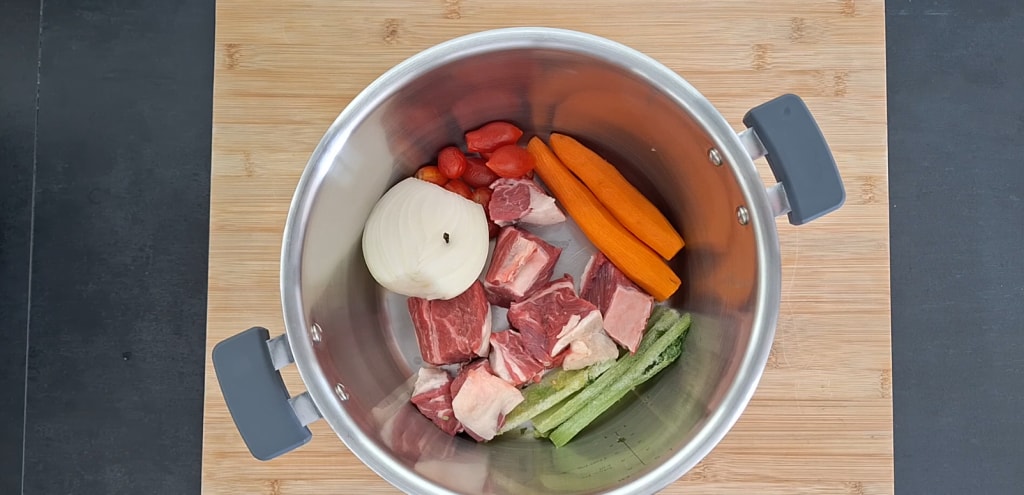 Ingredientes na panela para o caldo de carne