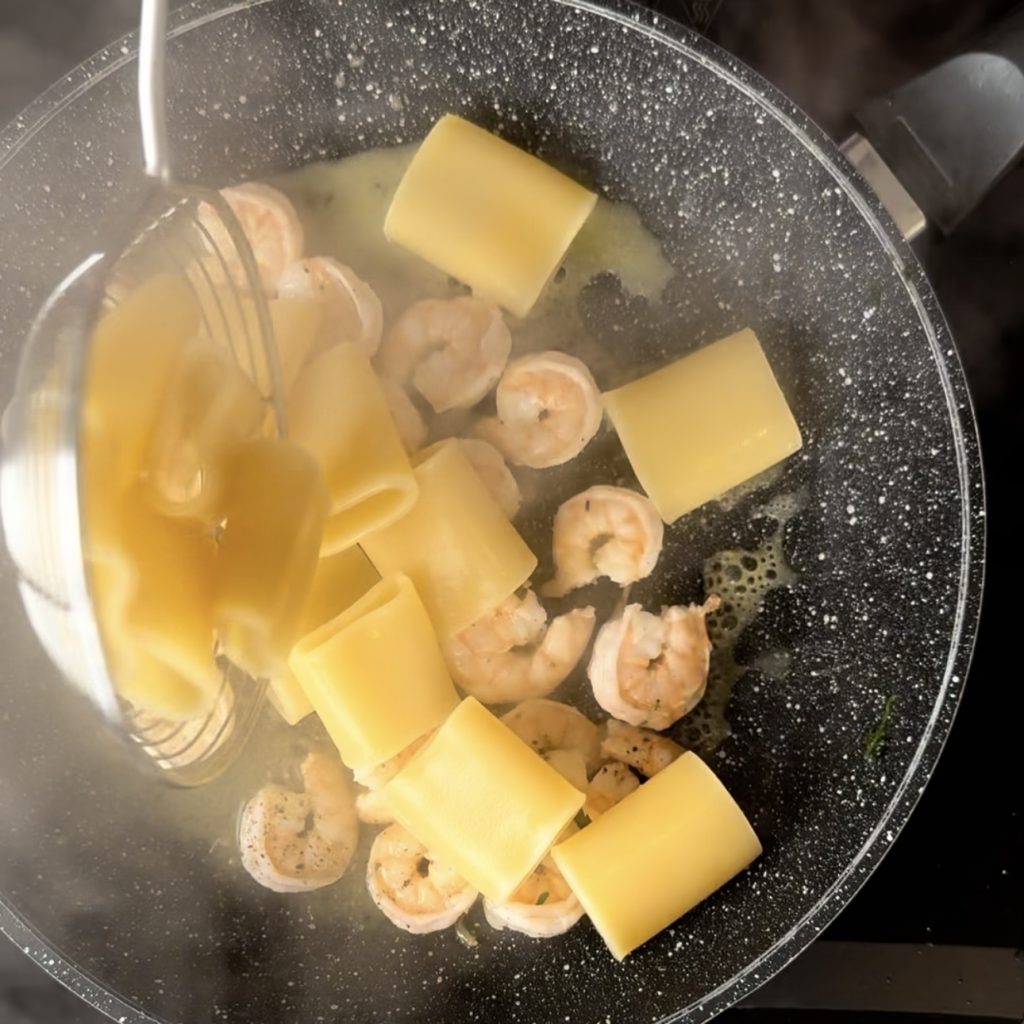 Macarrão com abobrinha e camarões