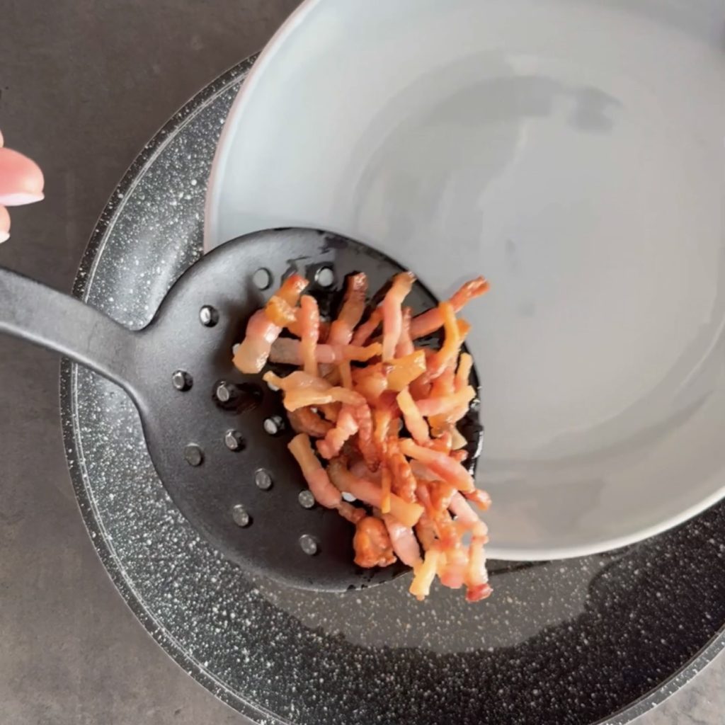 Macarrão com alcachofra e guanciale