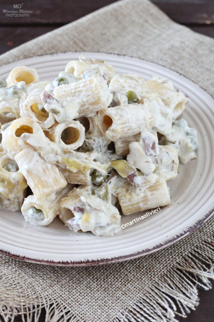 Macarrão com alcachofras, ervilhas e presunto