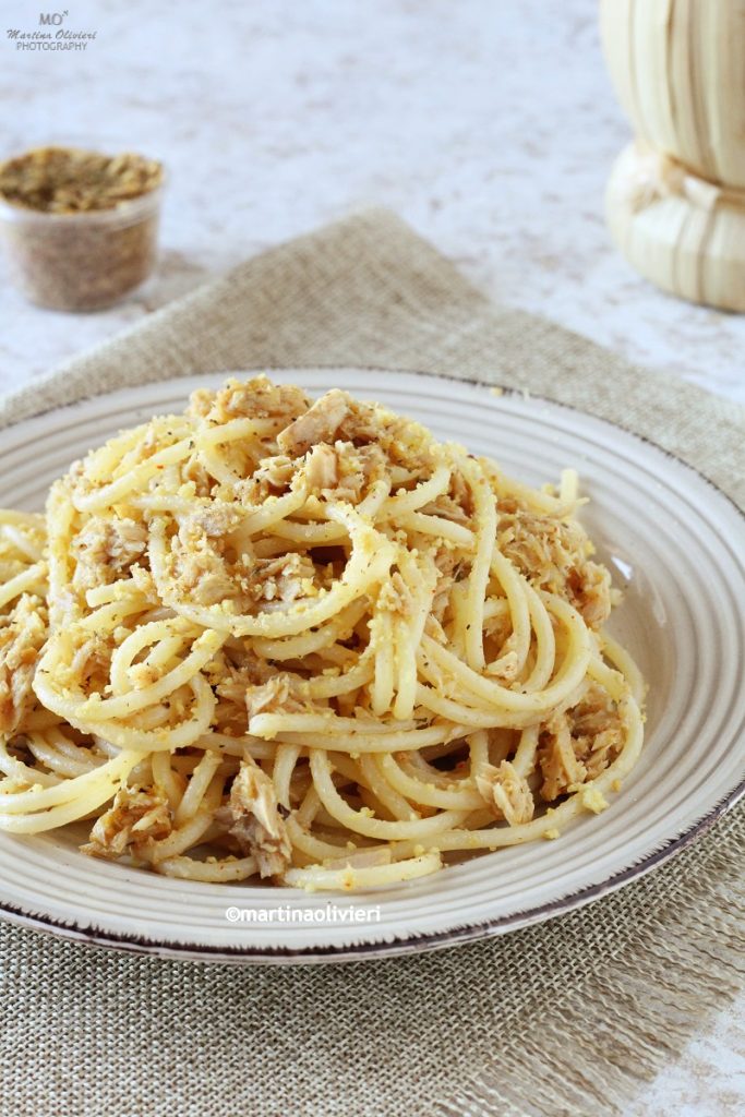 Macarrão com atum e farinha de rosca