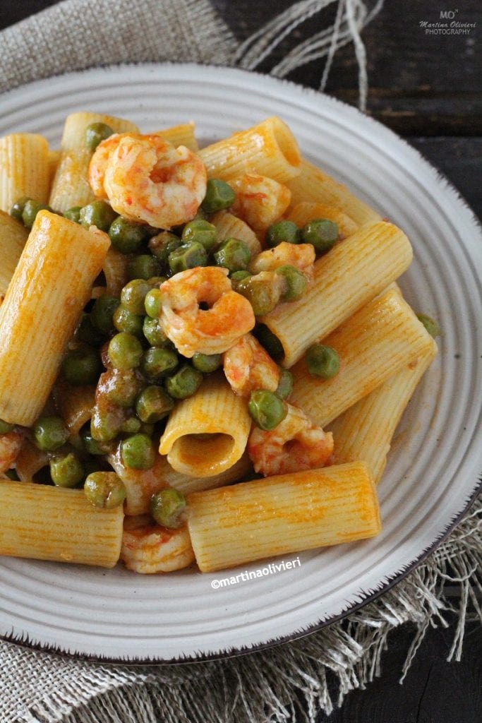 Macarrão com camarões e ervilhas