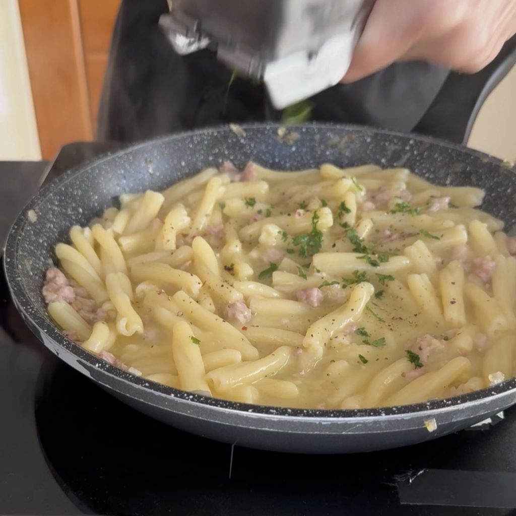 Macarrão com creme de batatas e linguiça