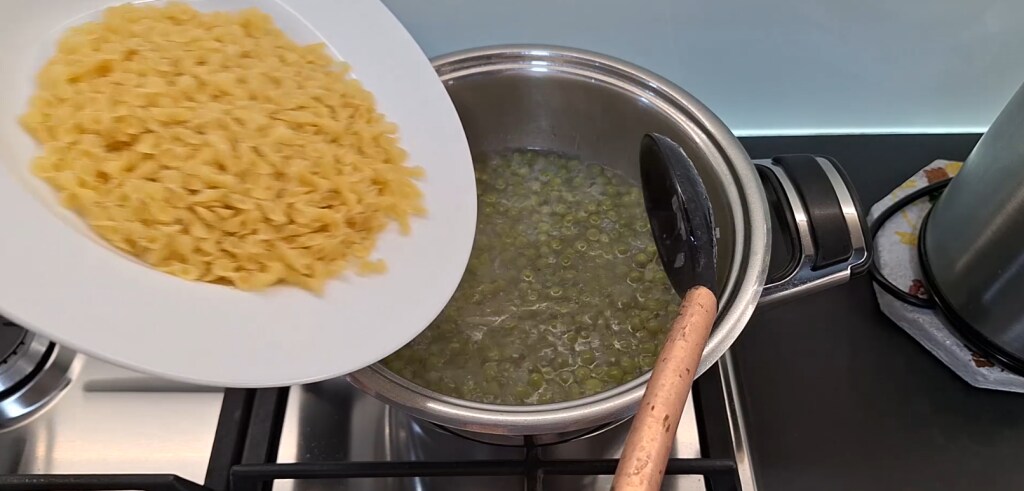 Macarrão adicionado à panela com as ervilhas