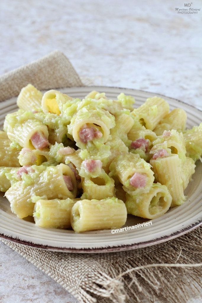 Macarrão com repolho e bacon