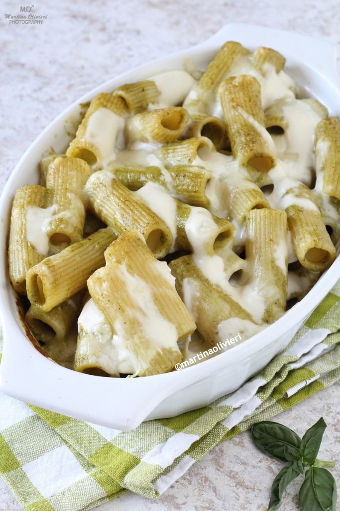 Macarrão de forno com pesto e molho branco