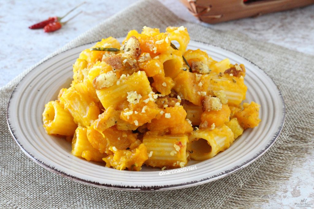 Massa com abóbora e pão crocante