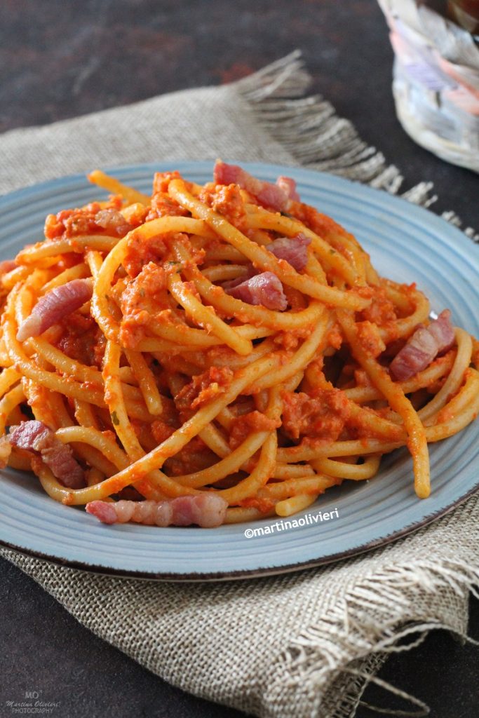 Massa com pesto de pimentão e bacon