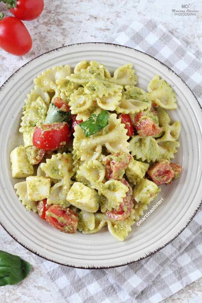 Massa fria com muçarela, tomatinhos e pesto