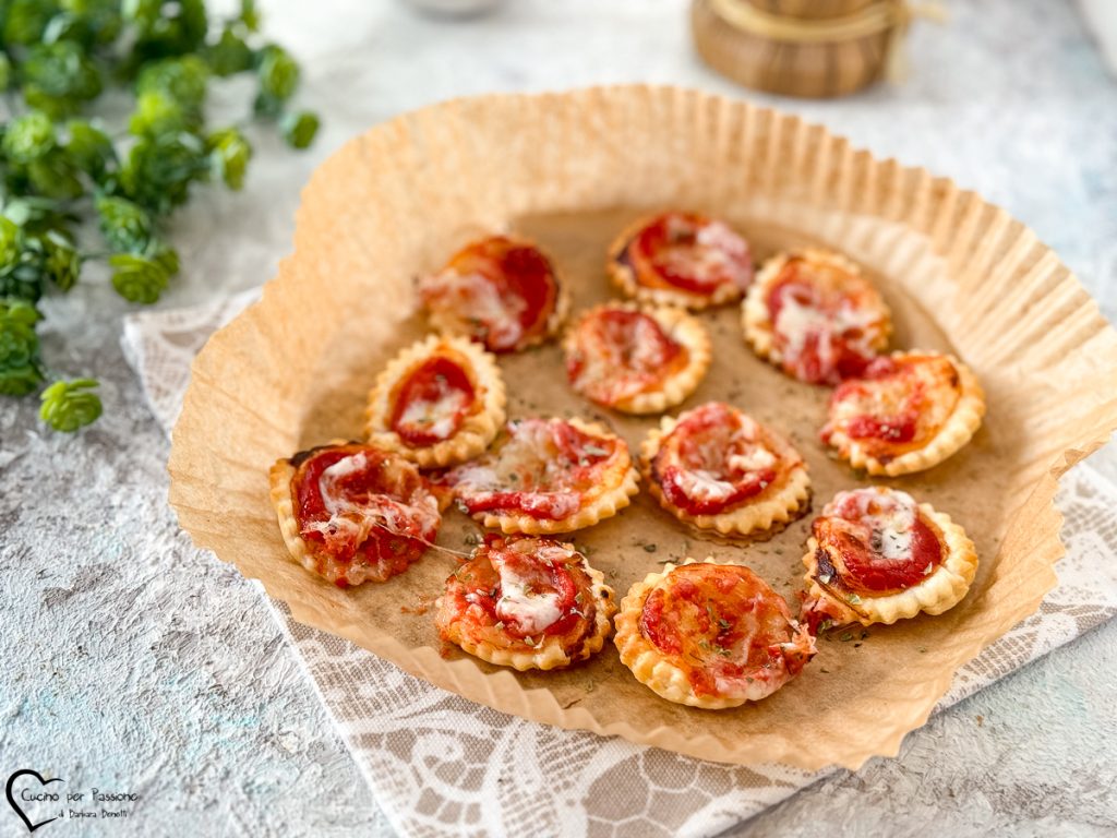 Minipizzas de massa folhada na fritadeira sem óleo