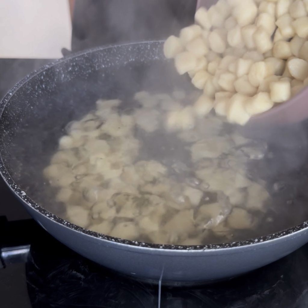 Nhoque com salmão e abobrinha