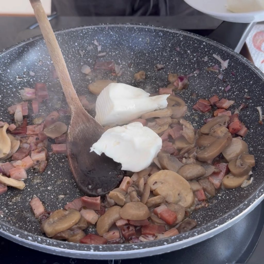 Nhoque com stracchino cogumelos e speck