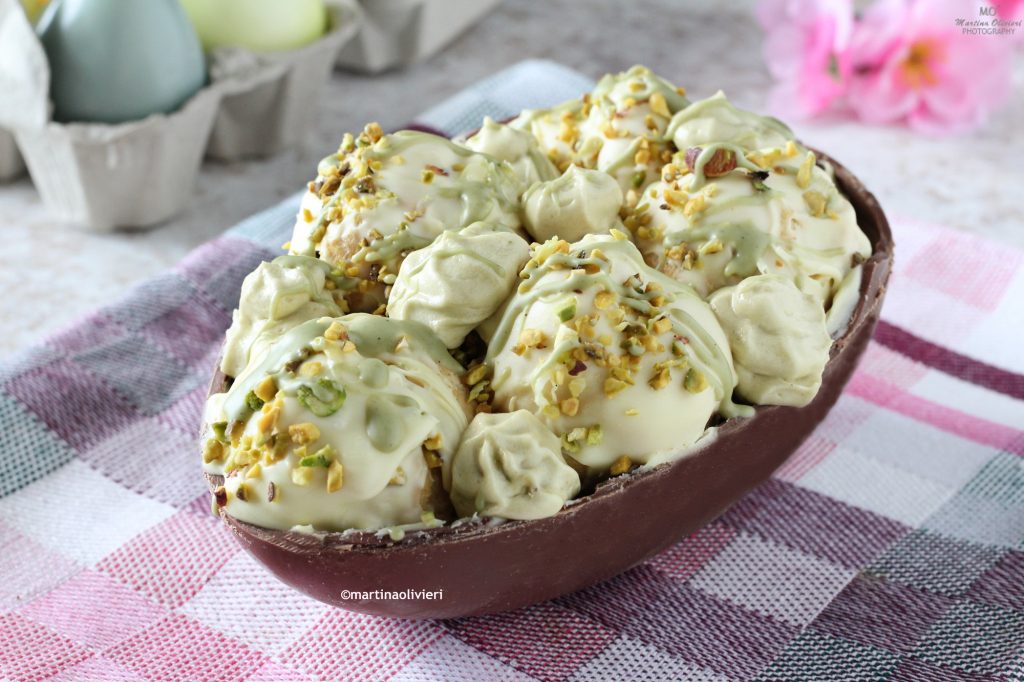 Ovo de Páscoa recheado com profiteroles de pistache