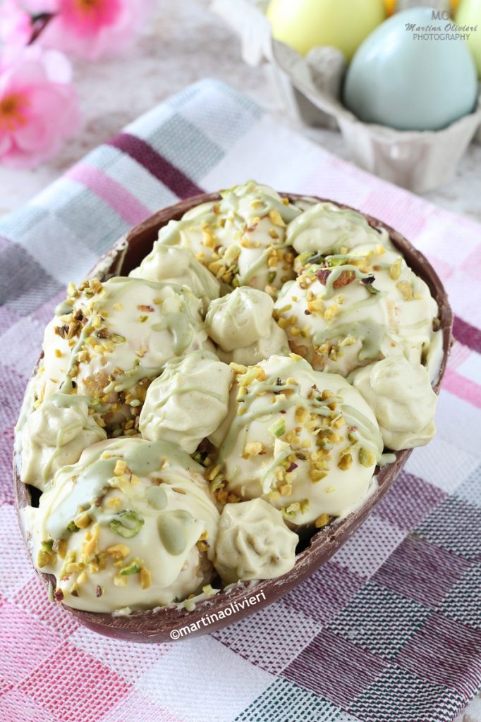 Ovo de Páscoa recheado com profiteroles de pistache