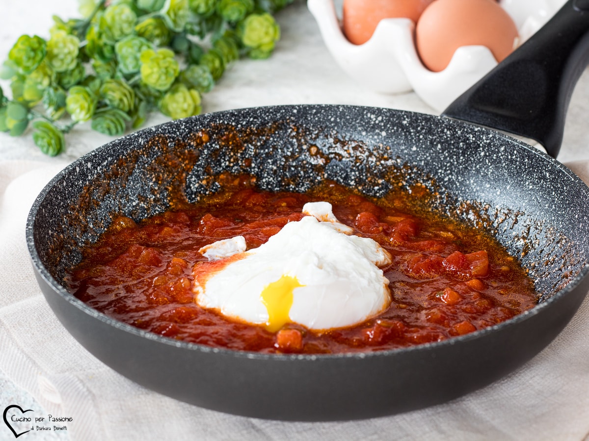 OVO POCHÊ NA PANELA COM MOLHO DE TOMATE