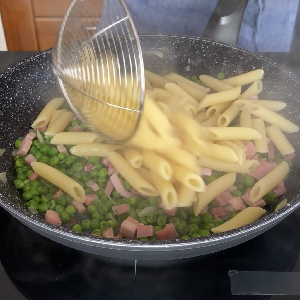 Pasta 3 P ervilhas presunto e creme de leite