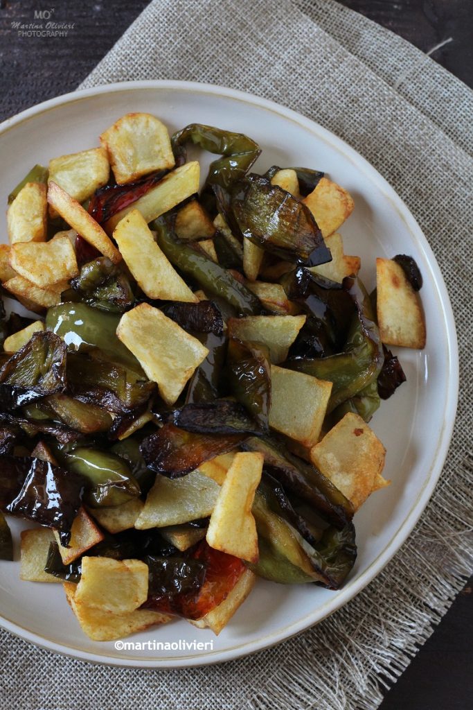 Pimentões e batatas na frigideira