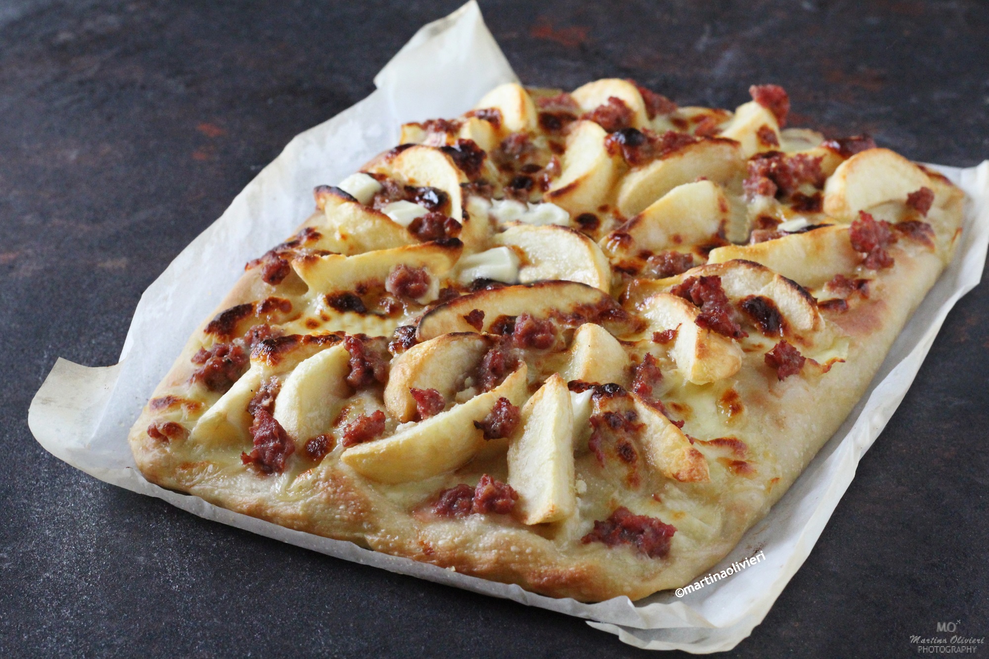 Pizza com batatas e linguiça