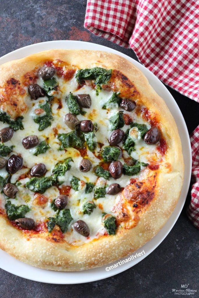 Pizza com ragu, creme de folhas de nabo e azeitonas taggiasche