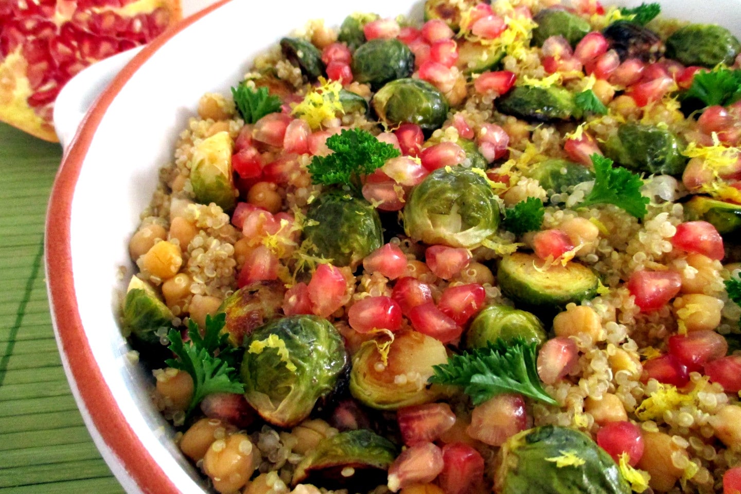 Quinoa com couves de Bruxelas, grão-de-bico e romã