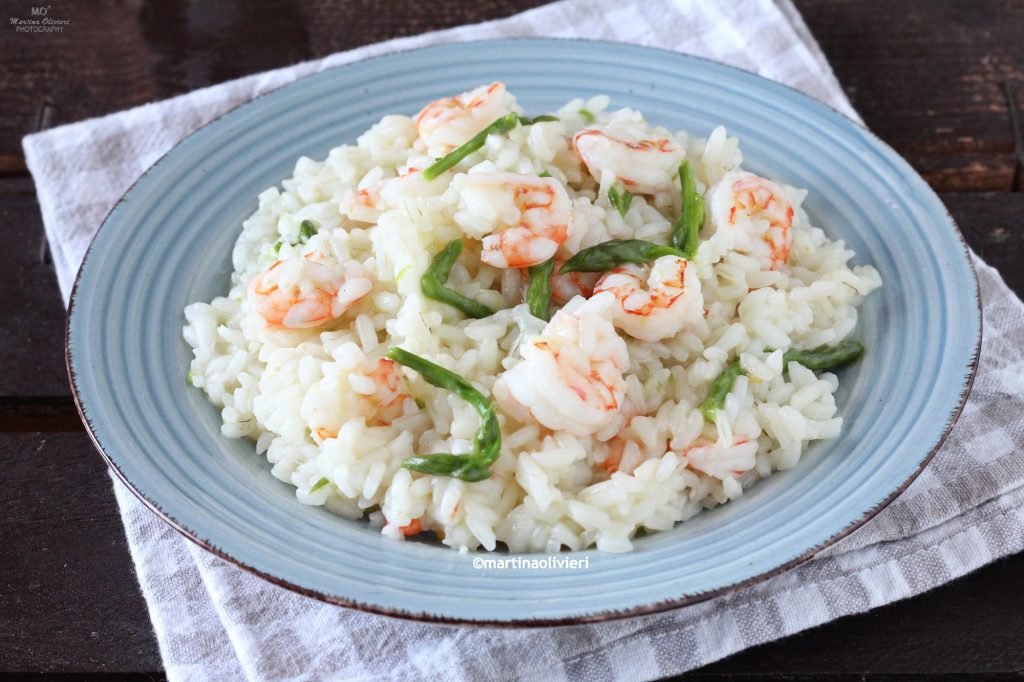 Risoto com aspargos e camarões