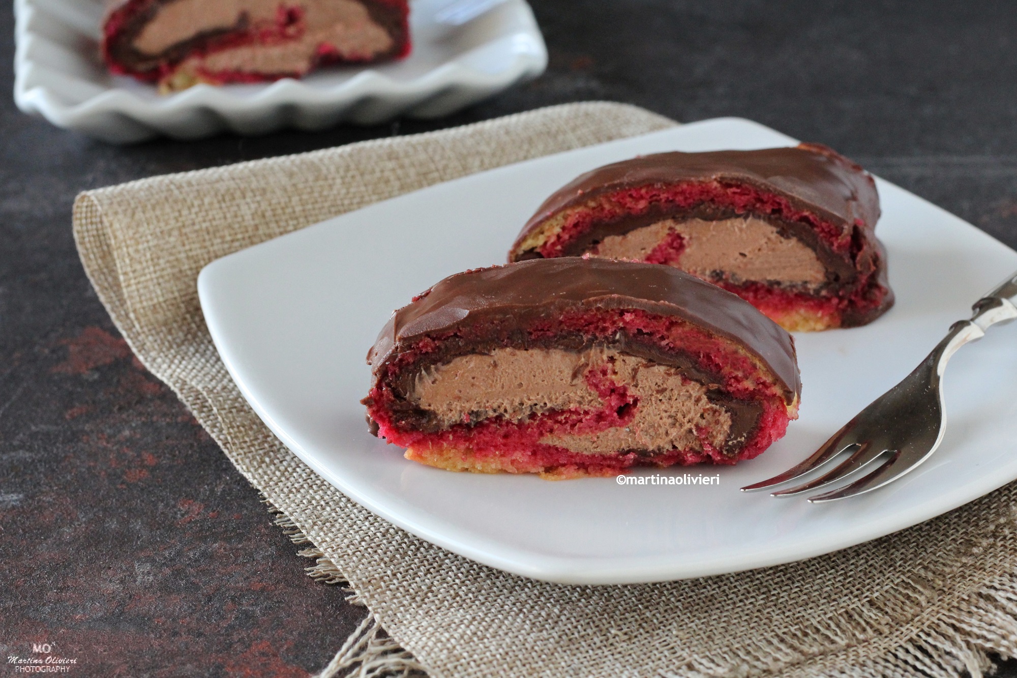 Rocambole de alchermes e chocolate