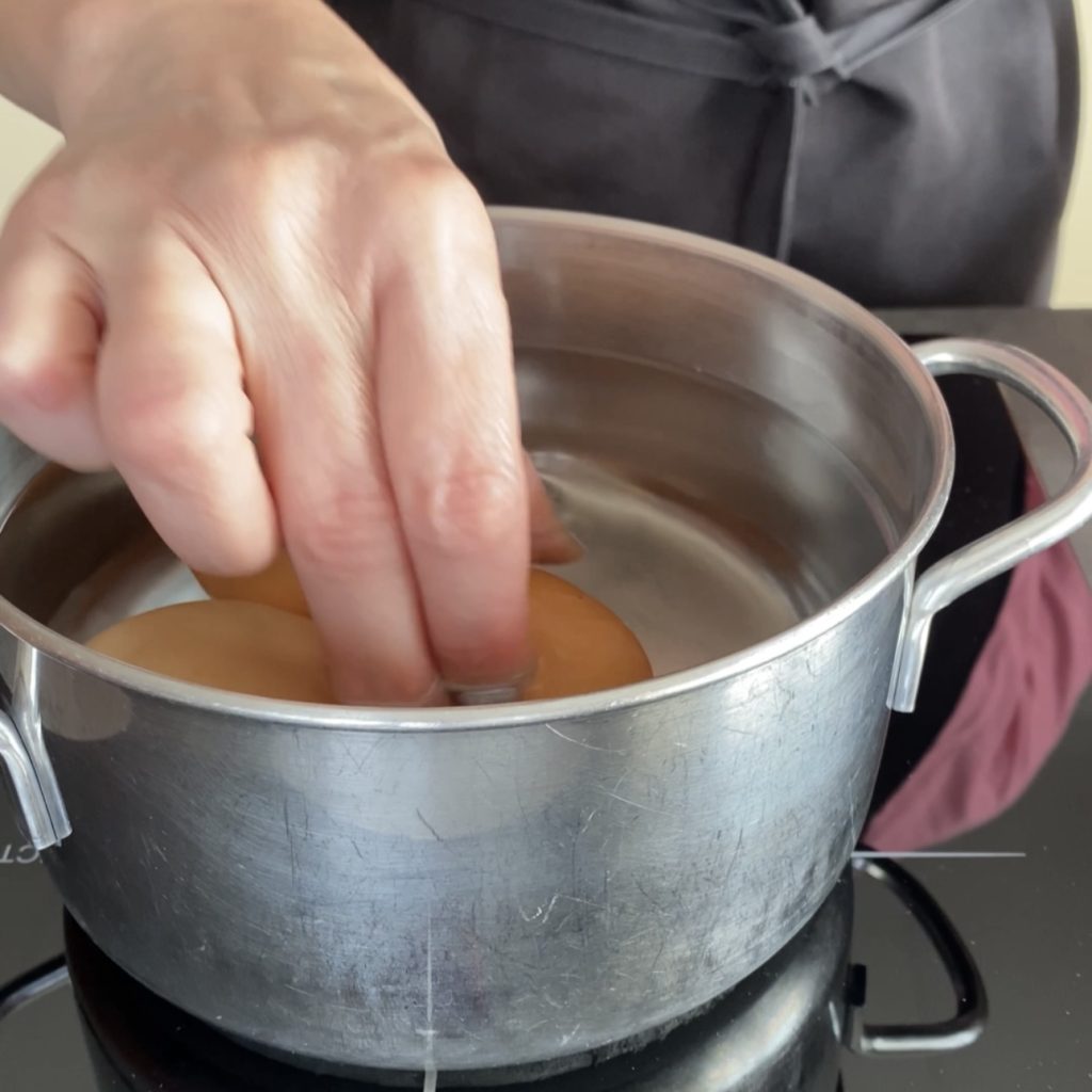 Rolinhos de sanduíche vegetariano com ovos e alcachofras