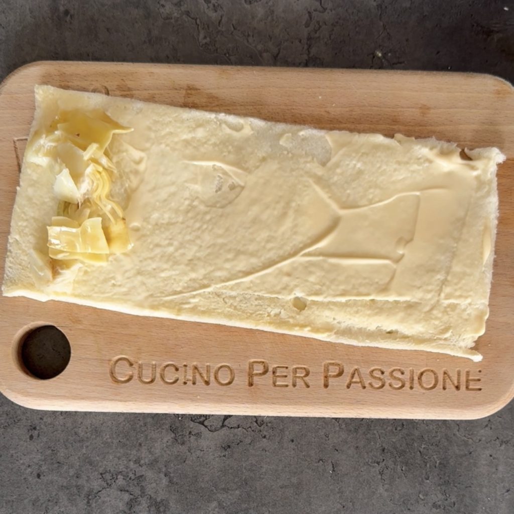 Rolinhos de sanduíche vegetariano com ovos e alcachofras