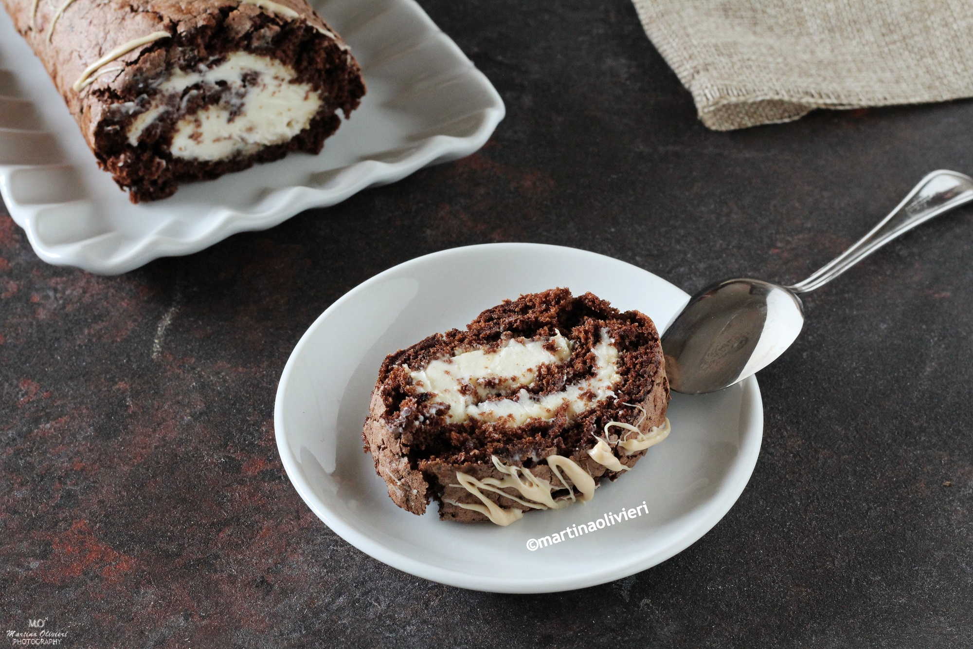Rolo de cacau com creme de mascarpone e chocolate branco