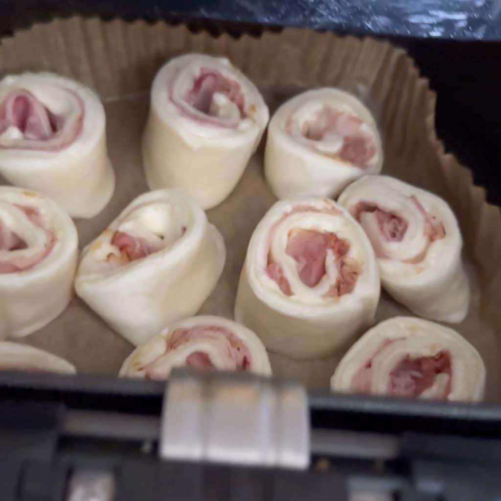 Rolos de massa folhada na fritadeira a ar