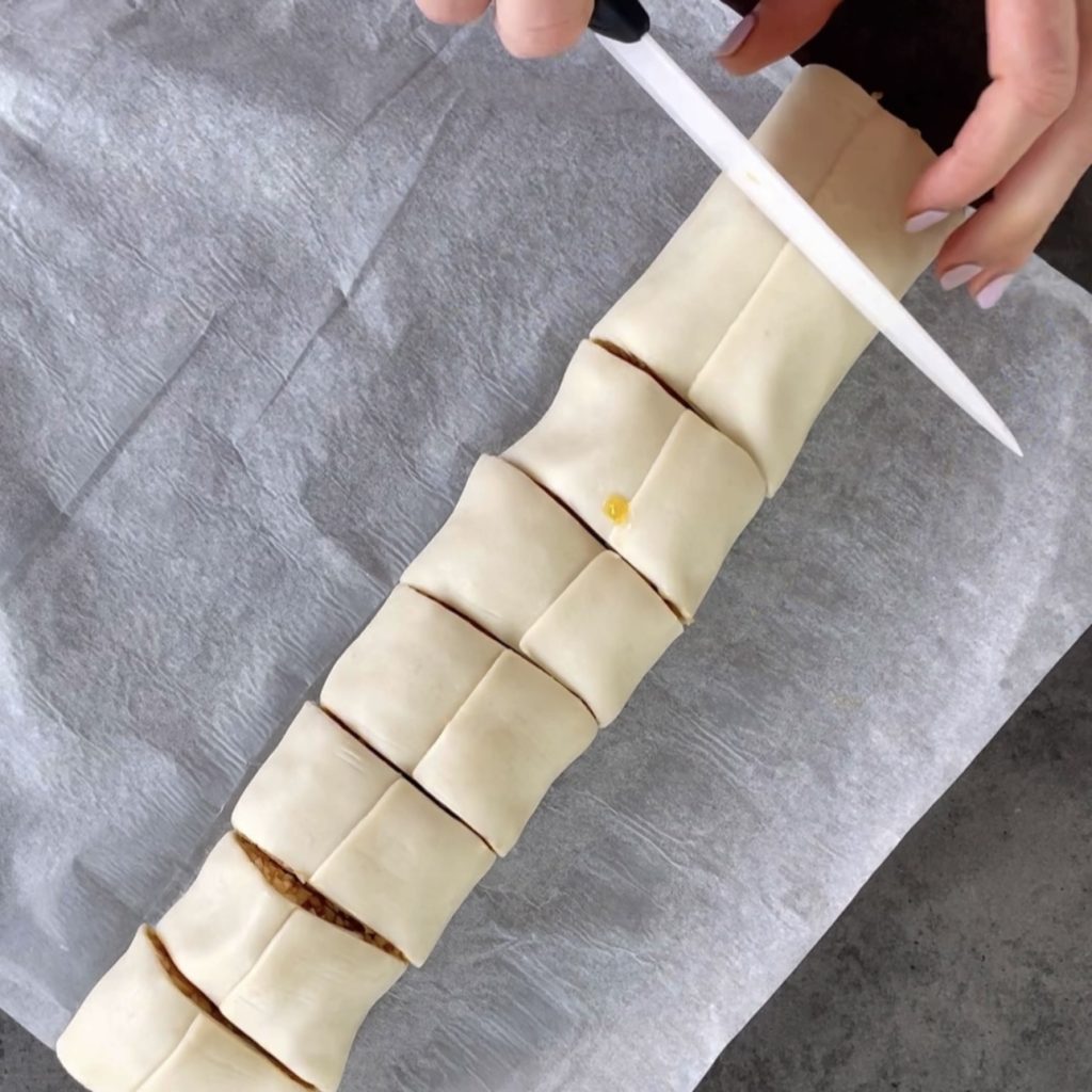 Roscas de massa folhada com maçã ralada